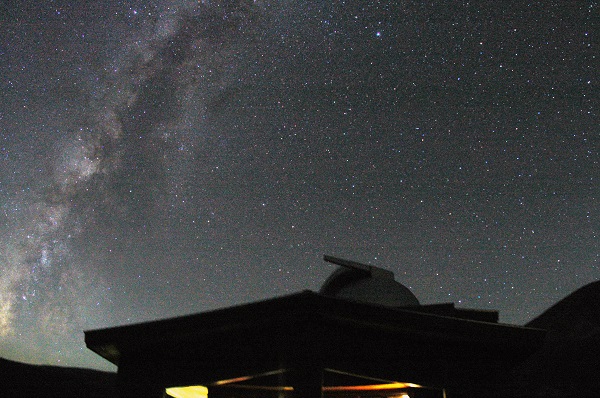 浄土平天文台が立つ澄んだ夜空に満天の星が見える写真