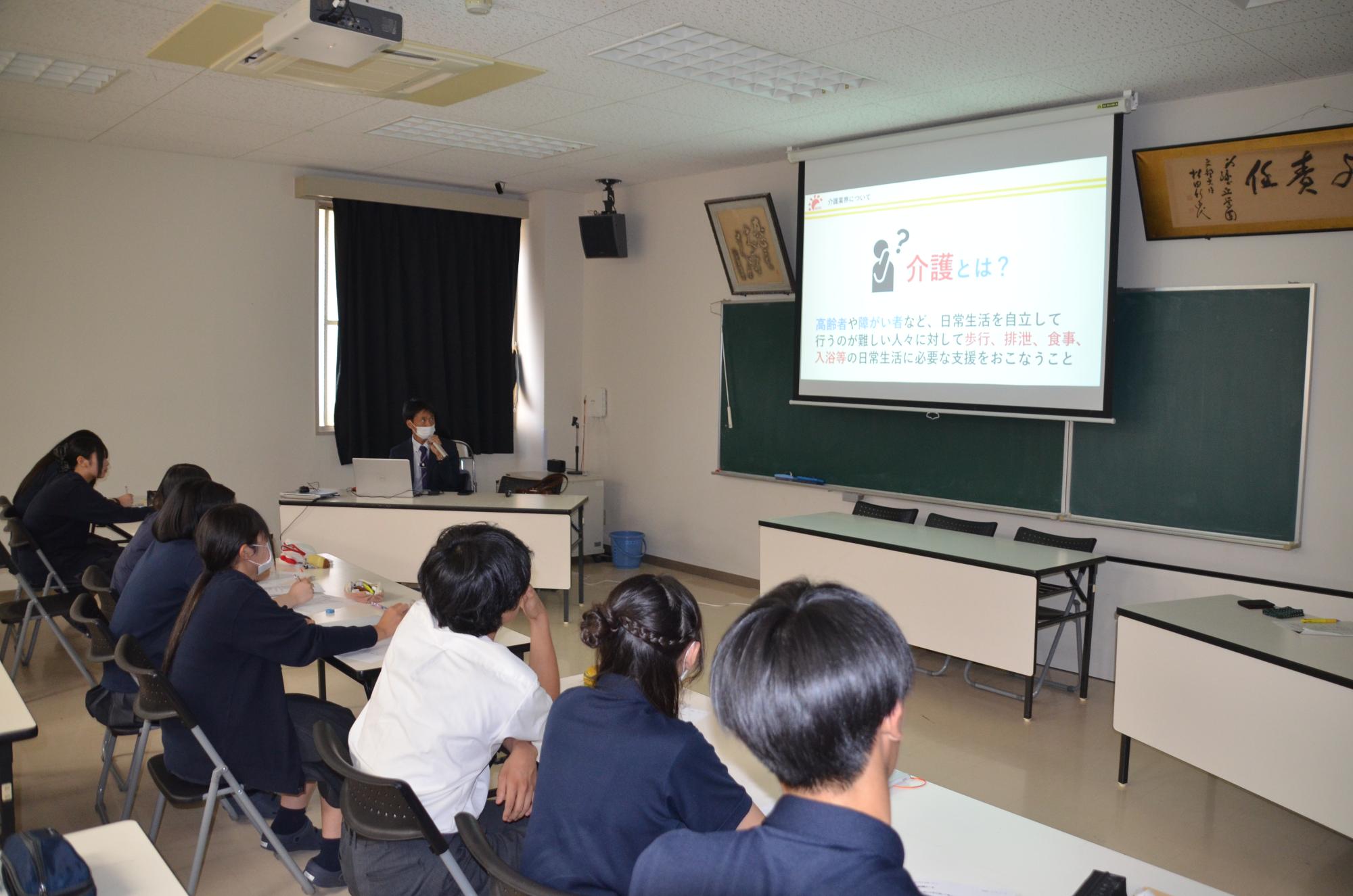 株式会社慈正会が高校生へ講義をしている写真