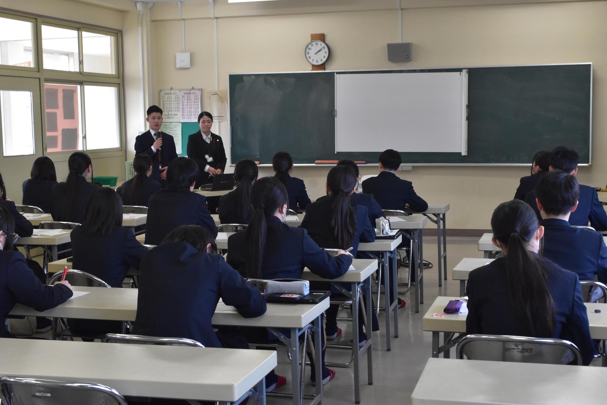 ふくしま未来農業協同組合が北高校で企業説明をしている画像