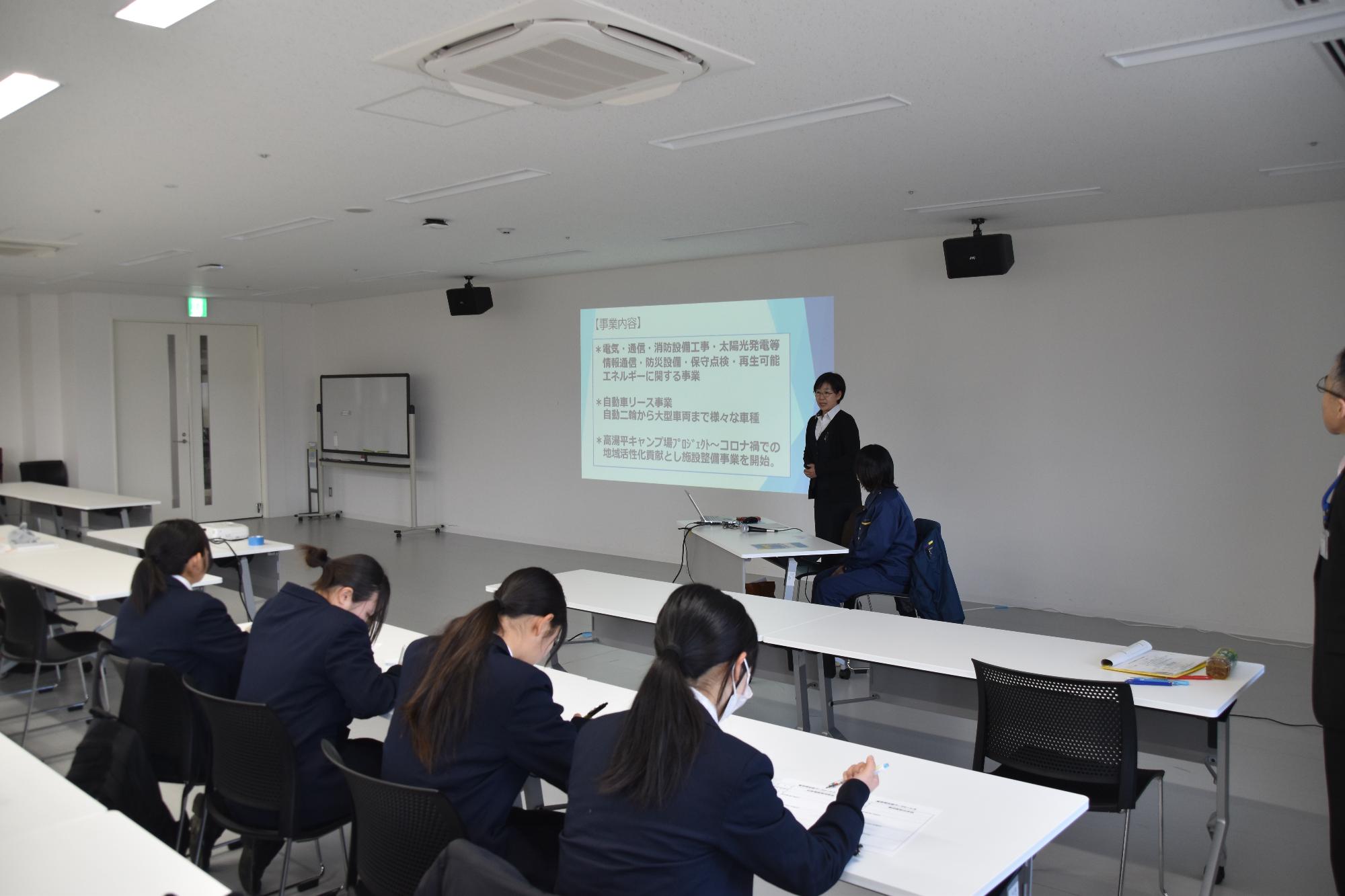 広栄電設株式会社が企業説明をしている画像