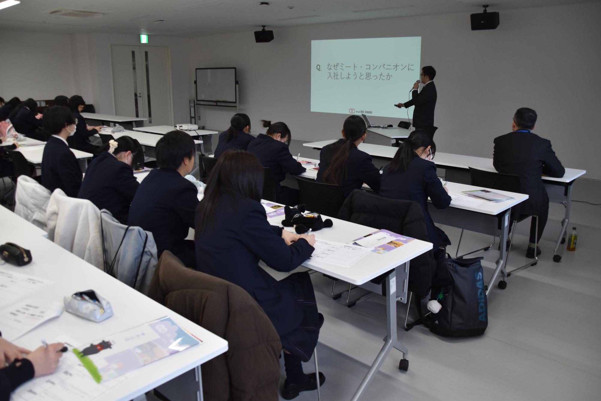 株式会社ミートコンパニオンが企業説明をしている画像