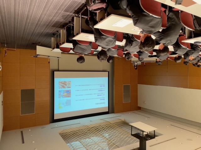 株式会社阿部紙工が企業説明をしている画像