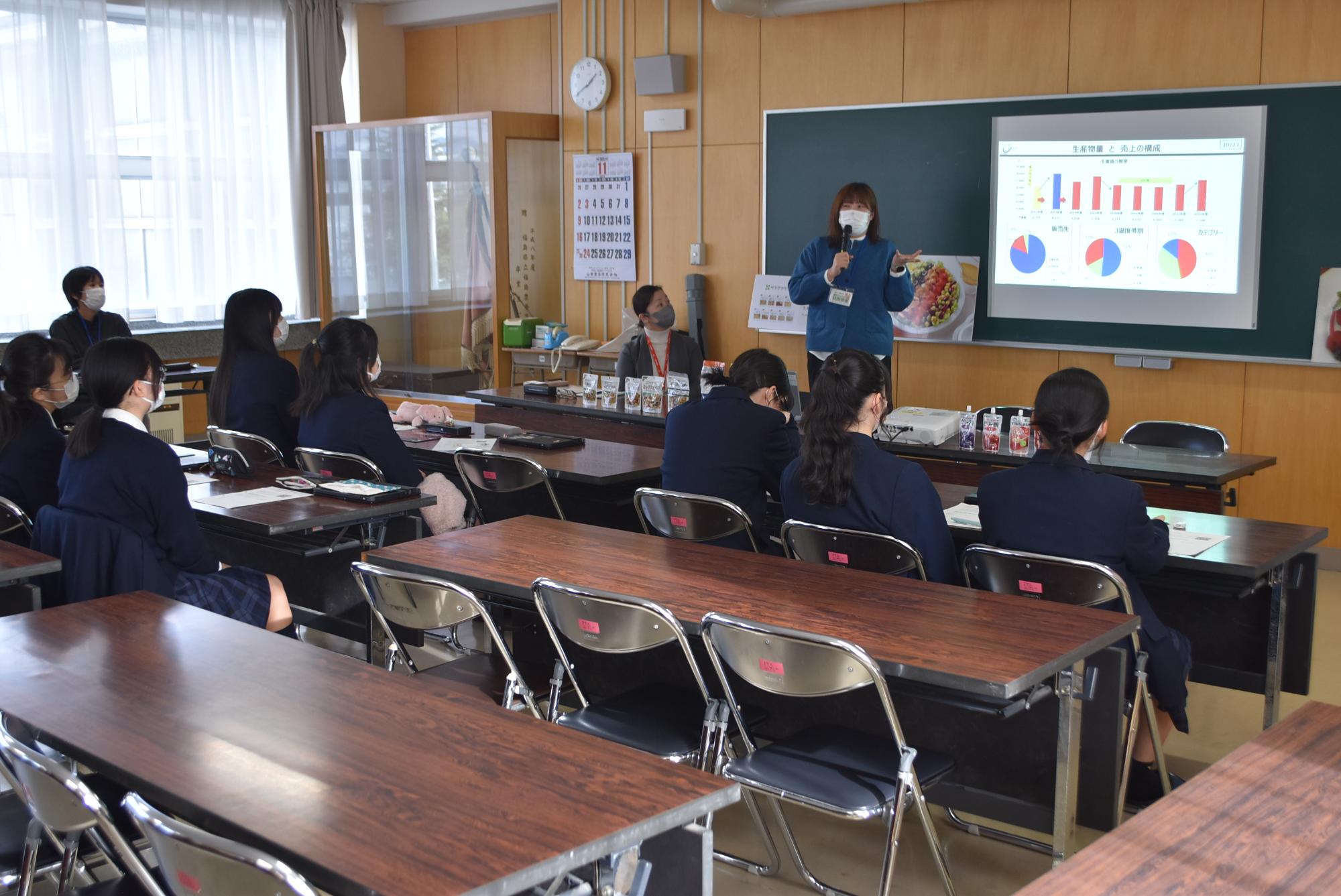 コープ食品株式会社東北工場が企業説明をする画像