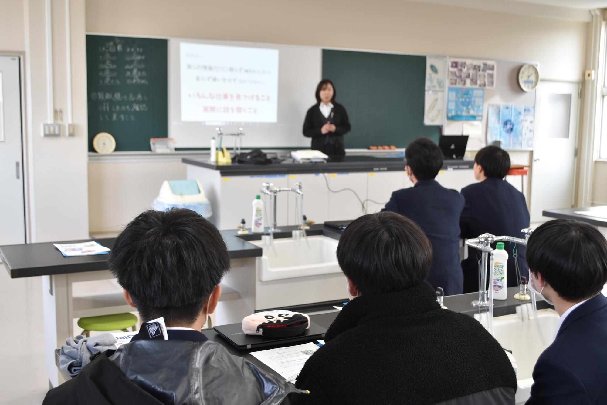 大久自動車販売株式会社が企業説明をする画像