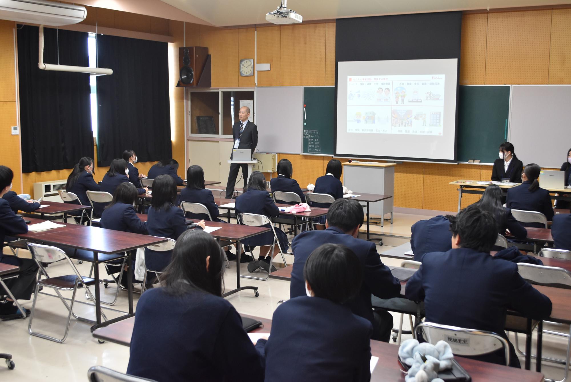 ハウス食品グループ東北工場株式会社が企業説明をする画像