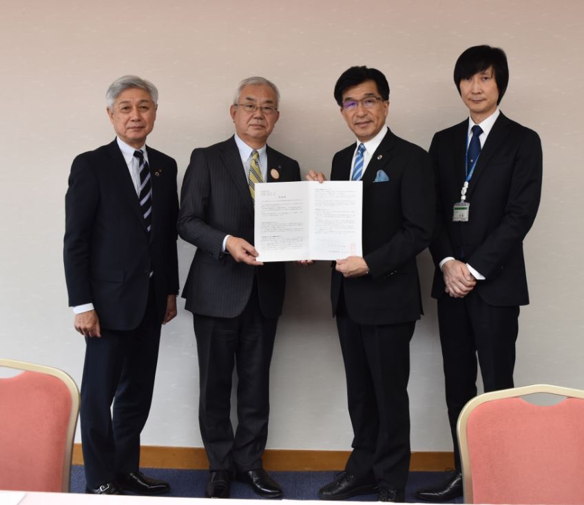左から芳見代表幹事、佐藤代表幹事、木幡市長、井関福島公共職業安定所長が立っている画像