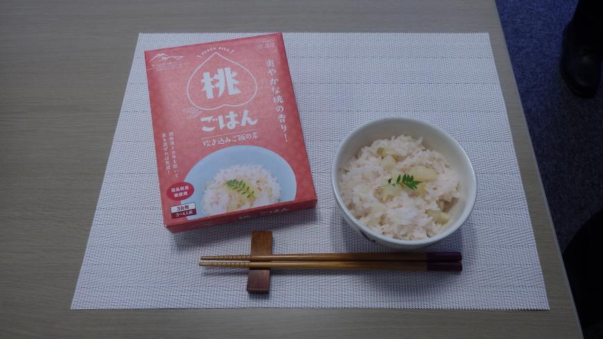 ピンク色地に「桃ごはん」と書かれた商品と、お茶碗に桃ご飯が盛り付けられた写真