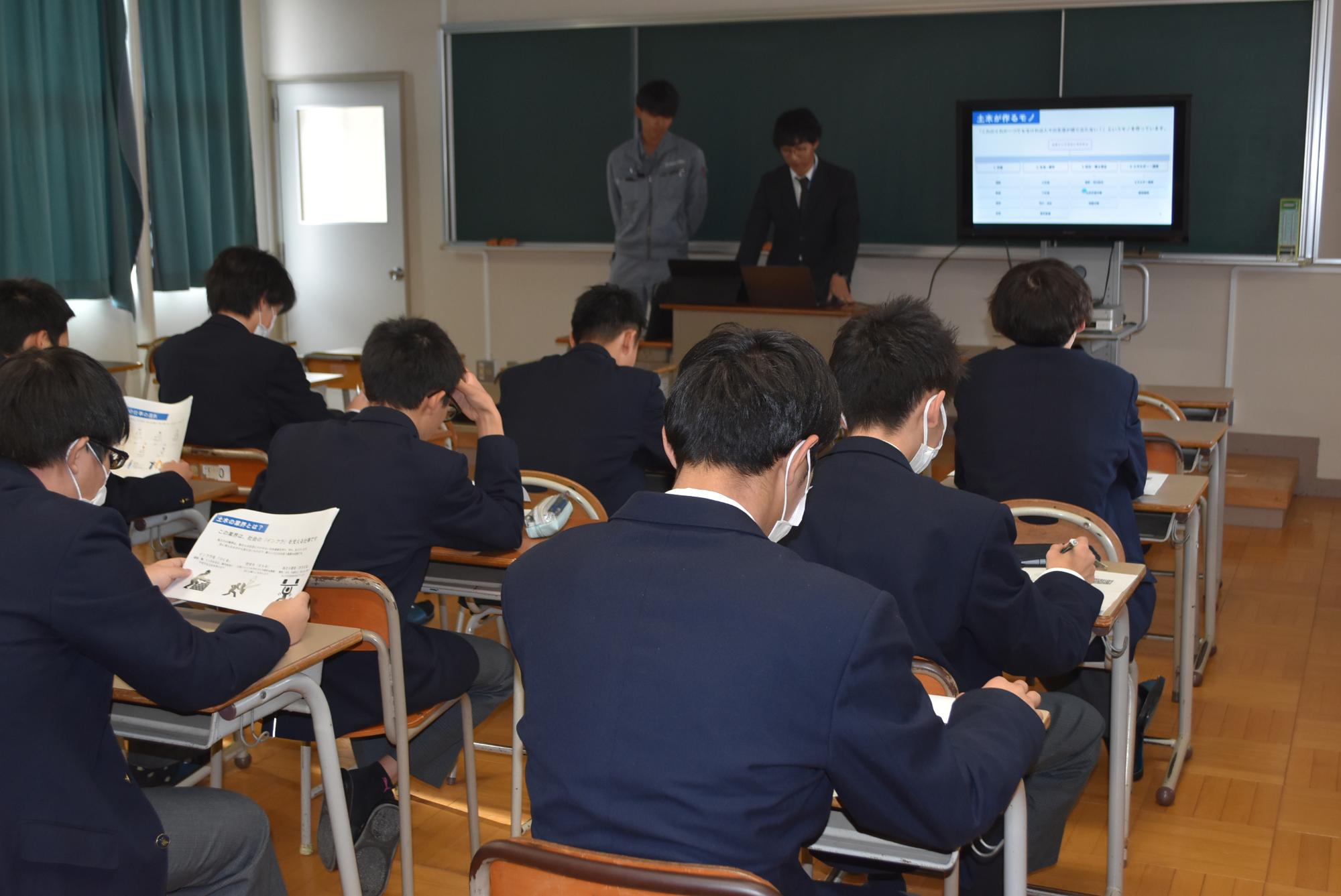 株式会社日新土建が企業説明をする画像