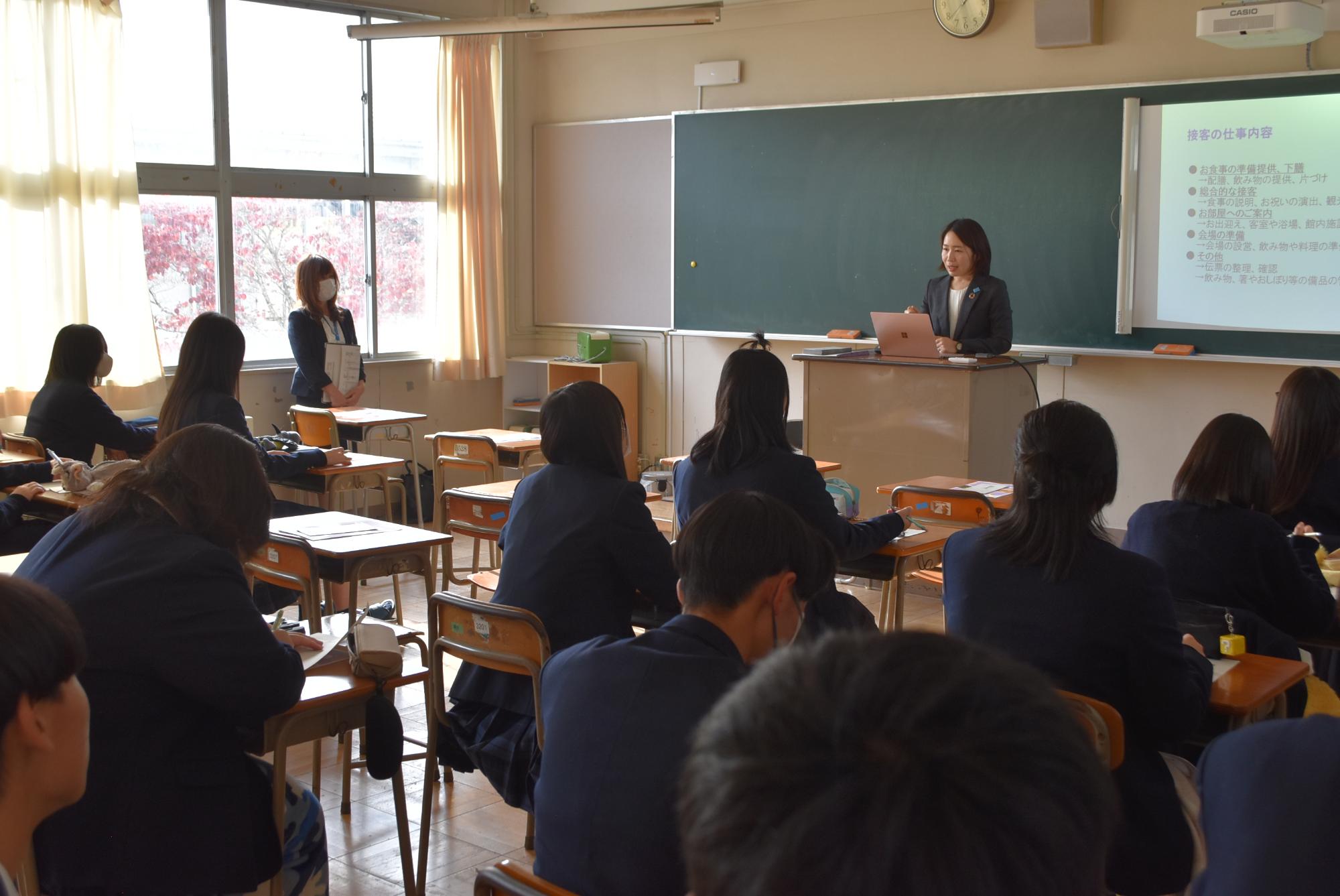 株式会社山水荘が企業説明をする画像