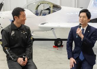 室屋選手と馬場市長の対談の様子