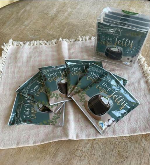 透明のケースに入った商品と6つのドリップ式の商品が扇状に並んでいる写真
