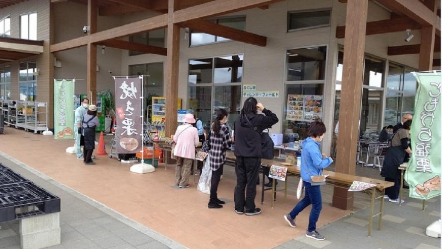道の駅ふくしまの店先に焼き栗と書かれた幟旗と長机が設置され数名のお客さんが並んでいる写真