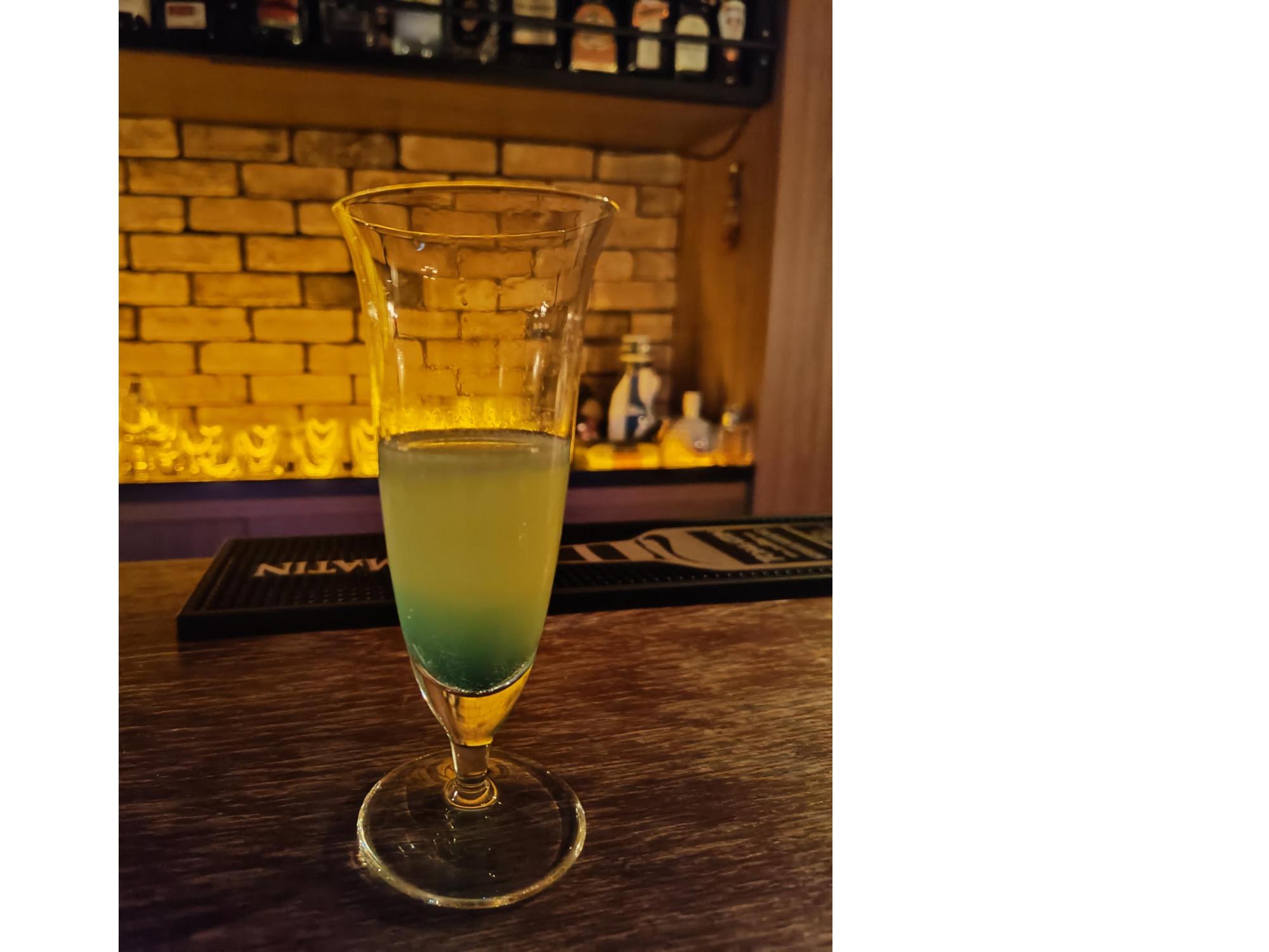 『夜のカフェテラス』をイメージしたドリンク（Bar Lien）