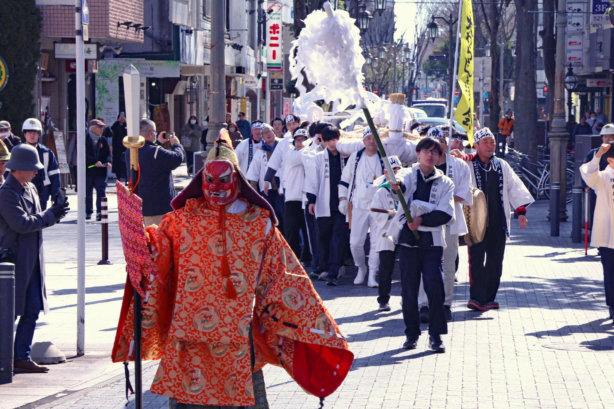 暁まいり大わらじ練り歩きの様子1