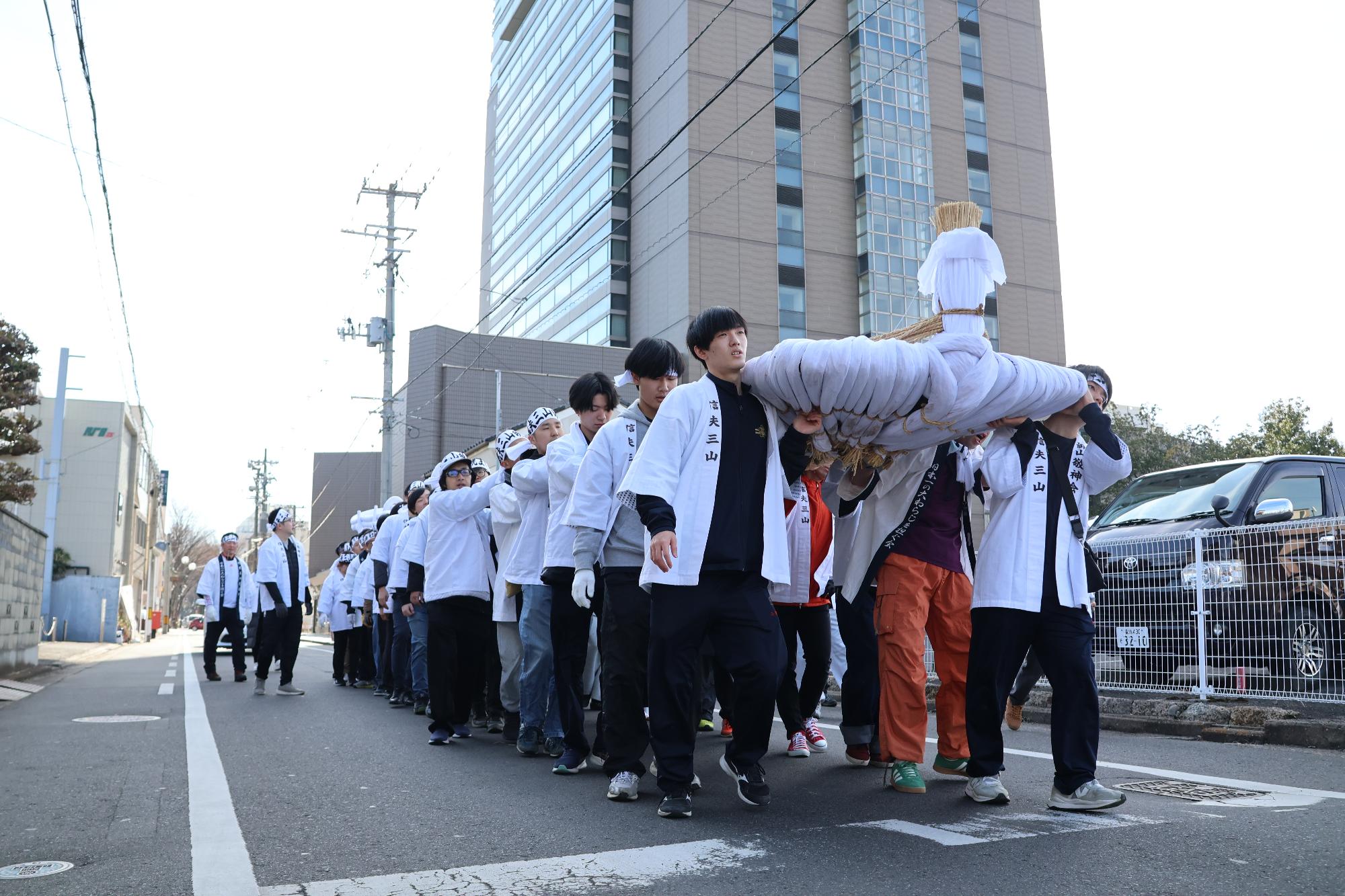 暁まいり大わらじ練り歩きの様子2