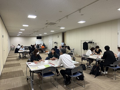 各グループごとに別れ話し合いをしている交流会の様子を写した写真