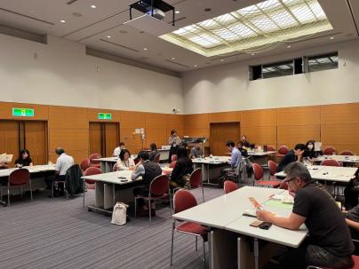 各テーブルに座った参加者の人たちが資料をじっと見て考えている様子を写した写真