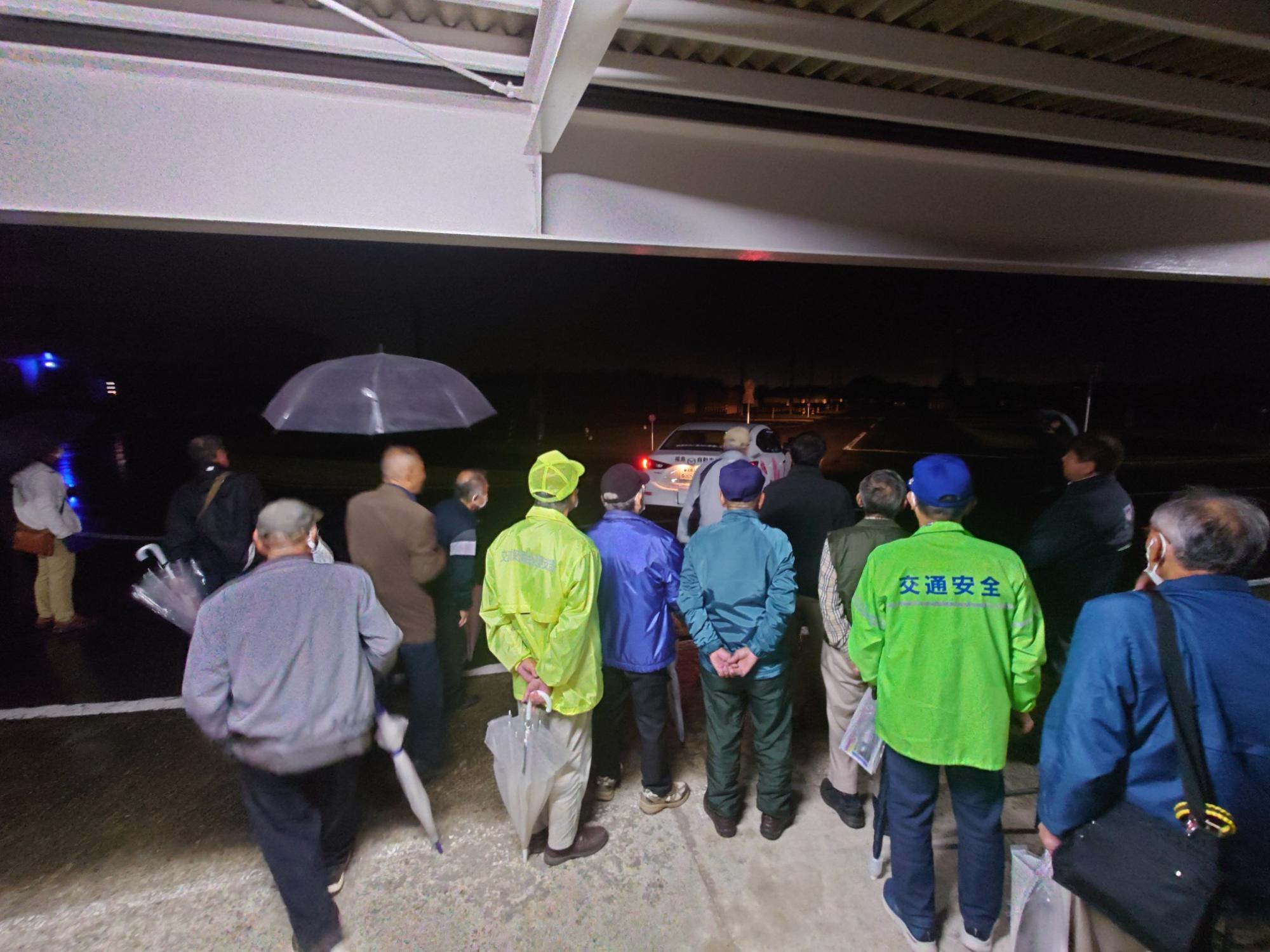 夜間の危険性について照射実験を通し学ぶ様子