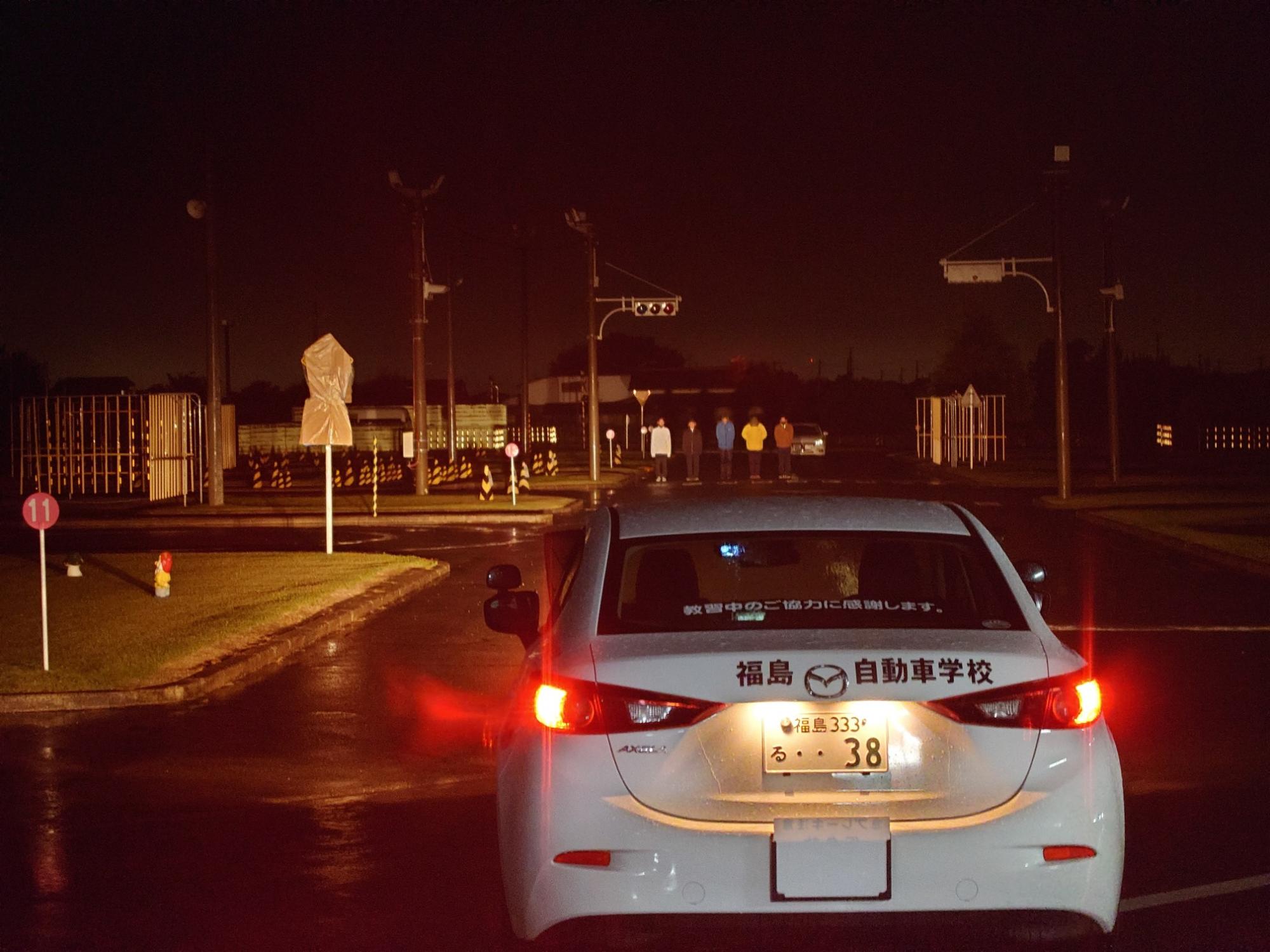 夜間の歩行者の見え方について実験する様子