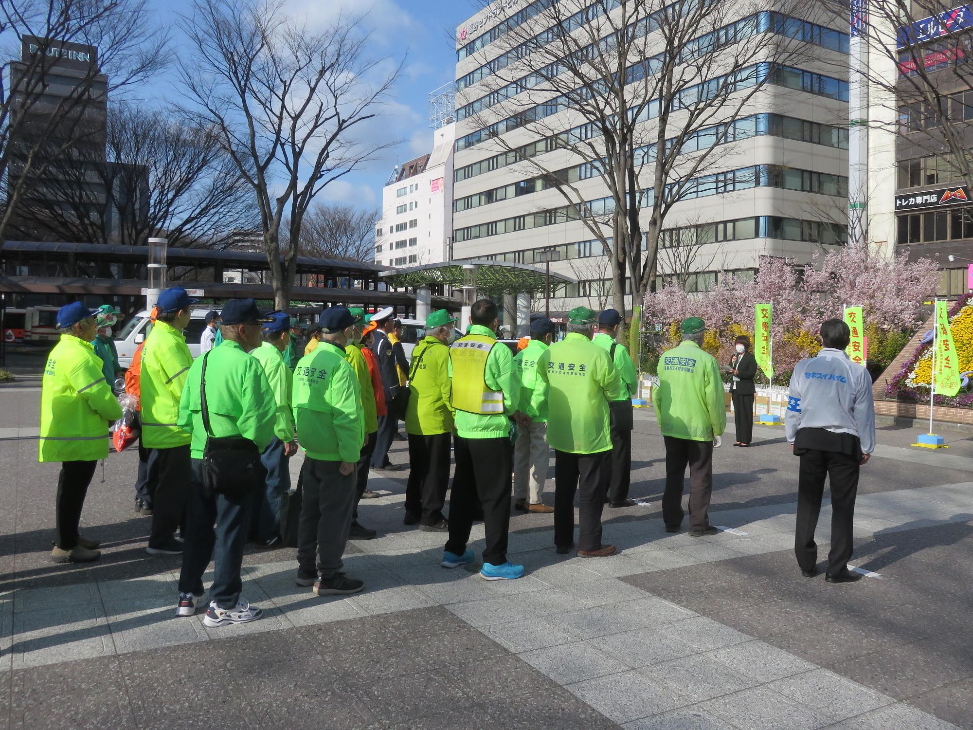 JR福島駅東口駅前広場に集まったたくさんのキャンペーン参加者たちの写真