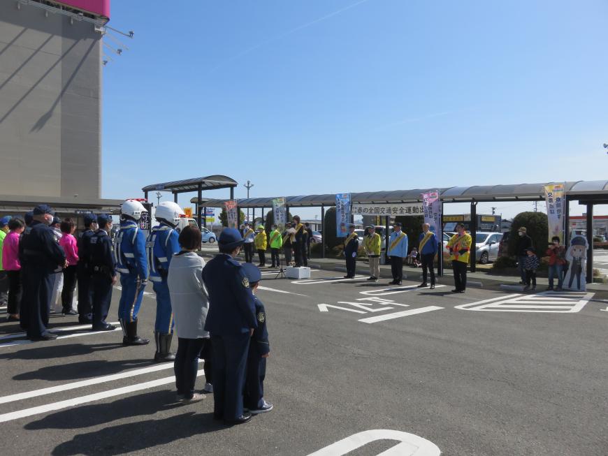 イオン福島店の駐車場に集まり整列した、白バイ隊や警察署職員、キャンペーン参加者たちの写真