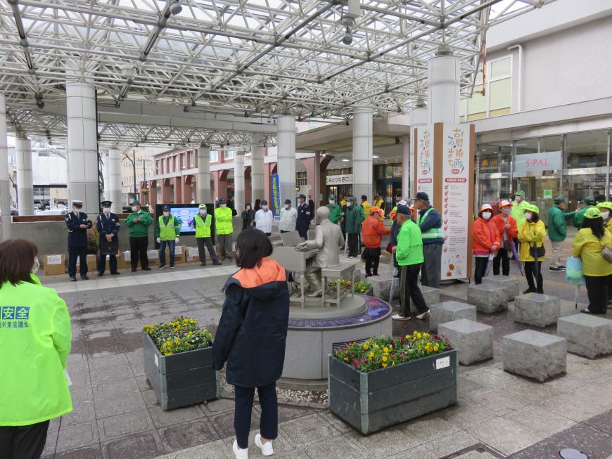 JR福島駅東口駅前広場に集まったたくさんのキャンペーン参加者たちの写真