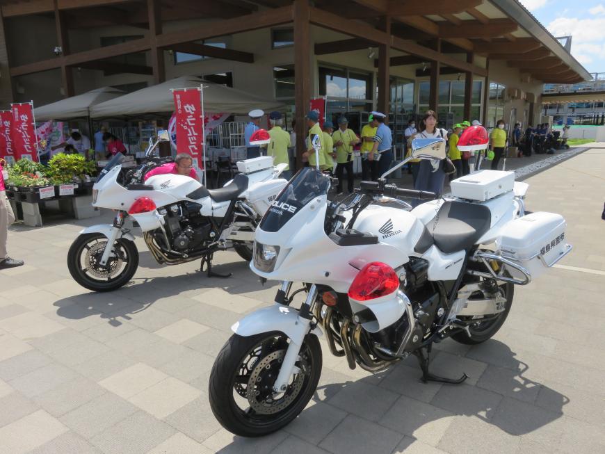 キャンペーン会場に2台並んで停まった白バイを斜め前から撮影した写真