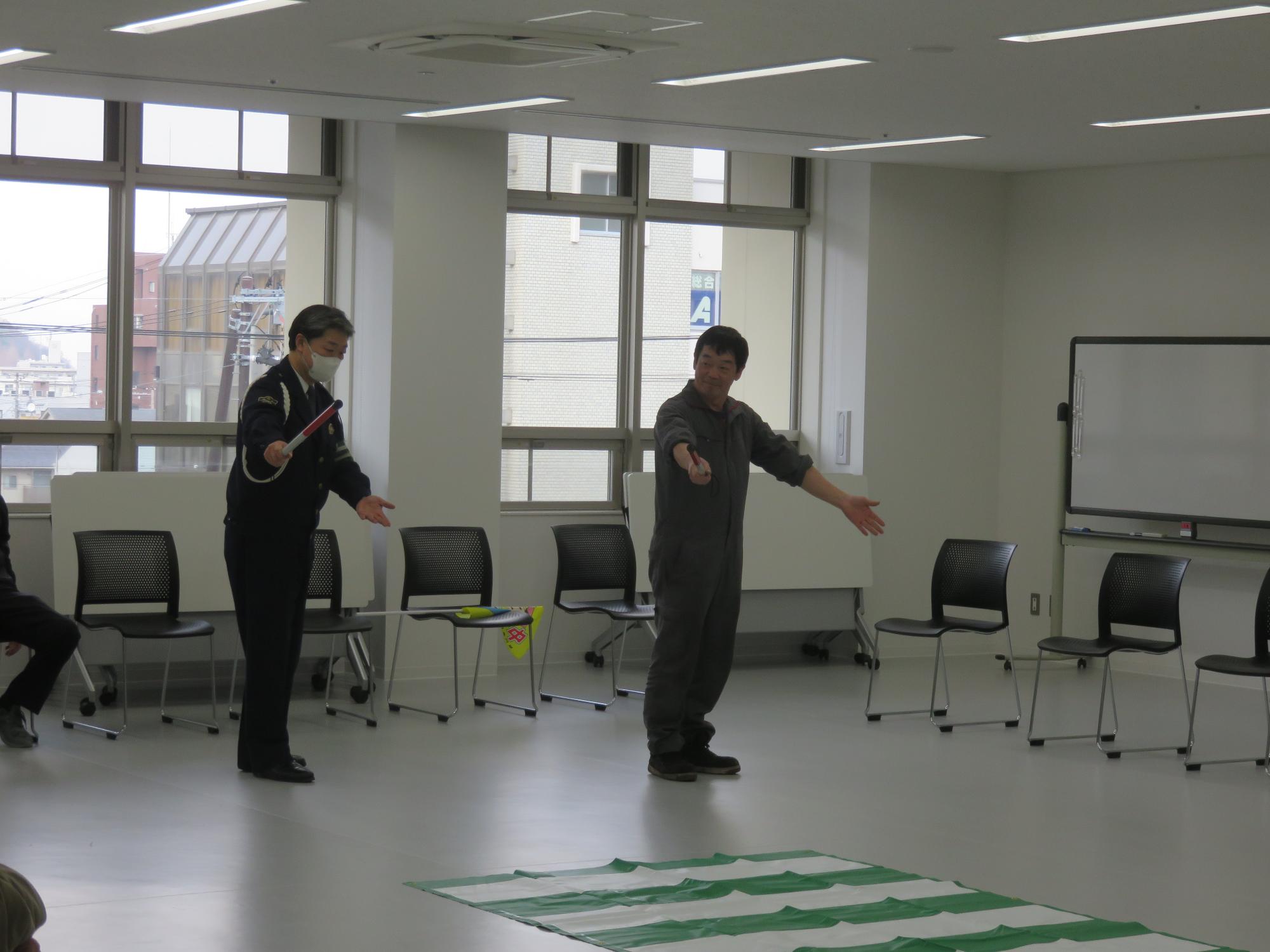 警察から立哨活動時の動作について学ぶ様子