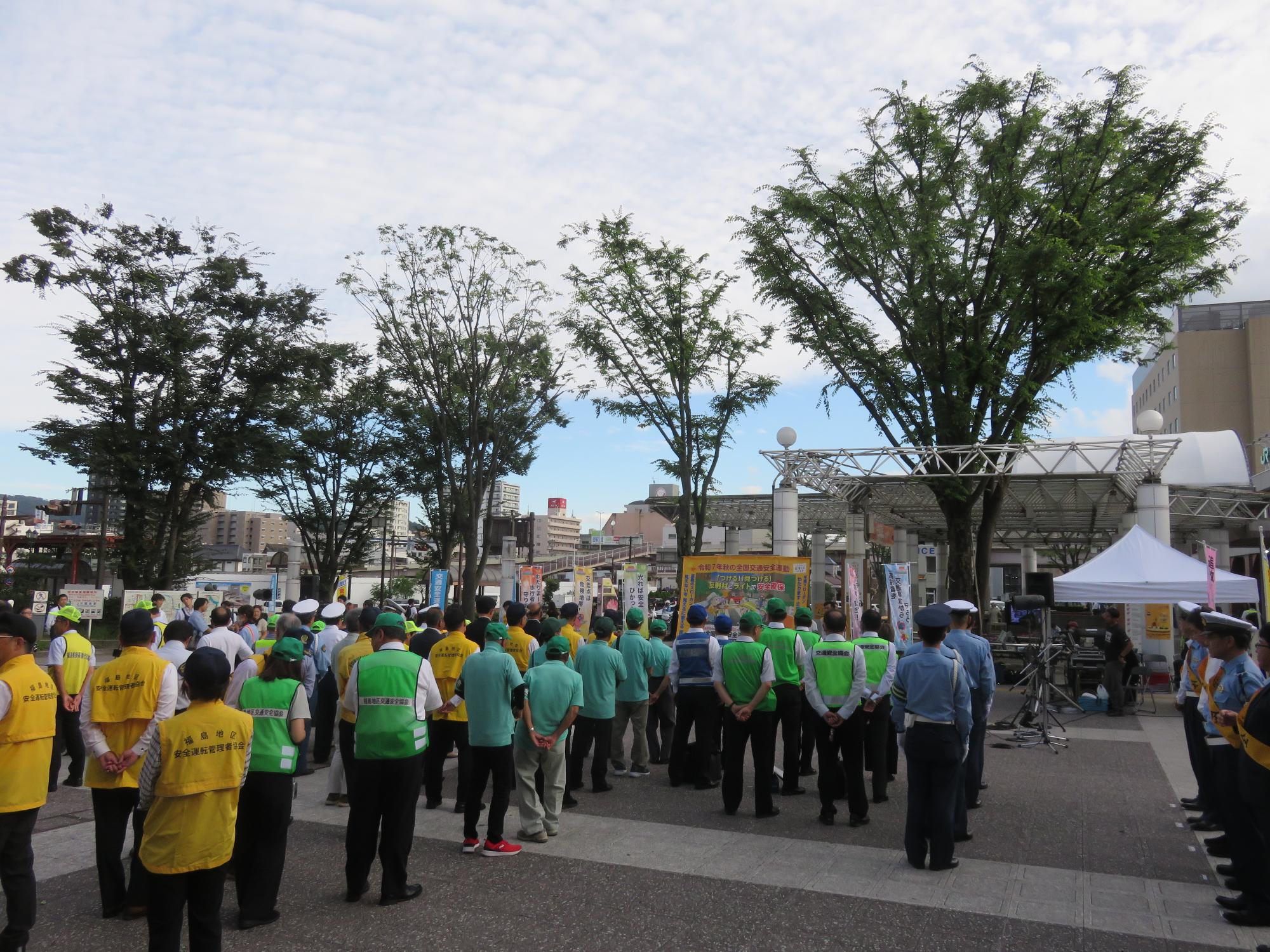 JR福島駅東口駅前広場で行われた出動式の様子