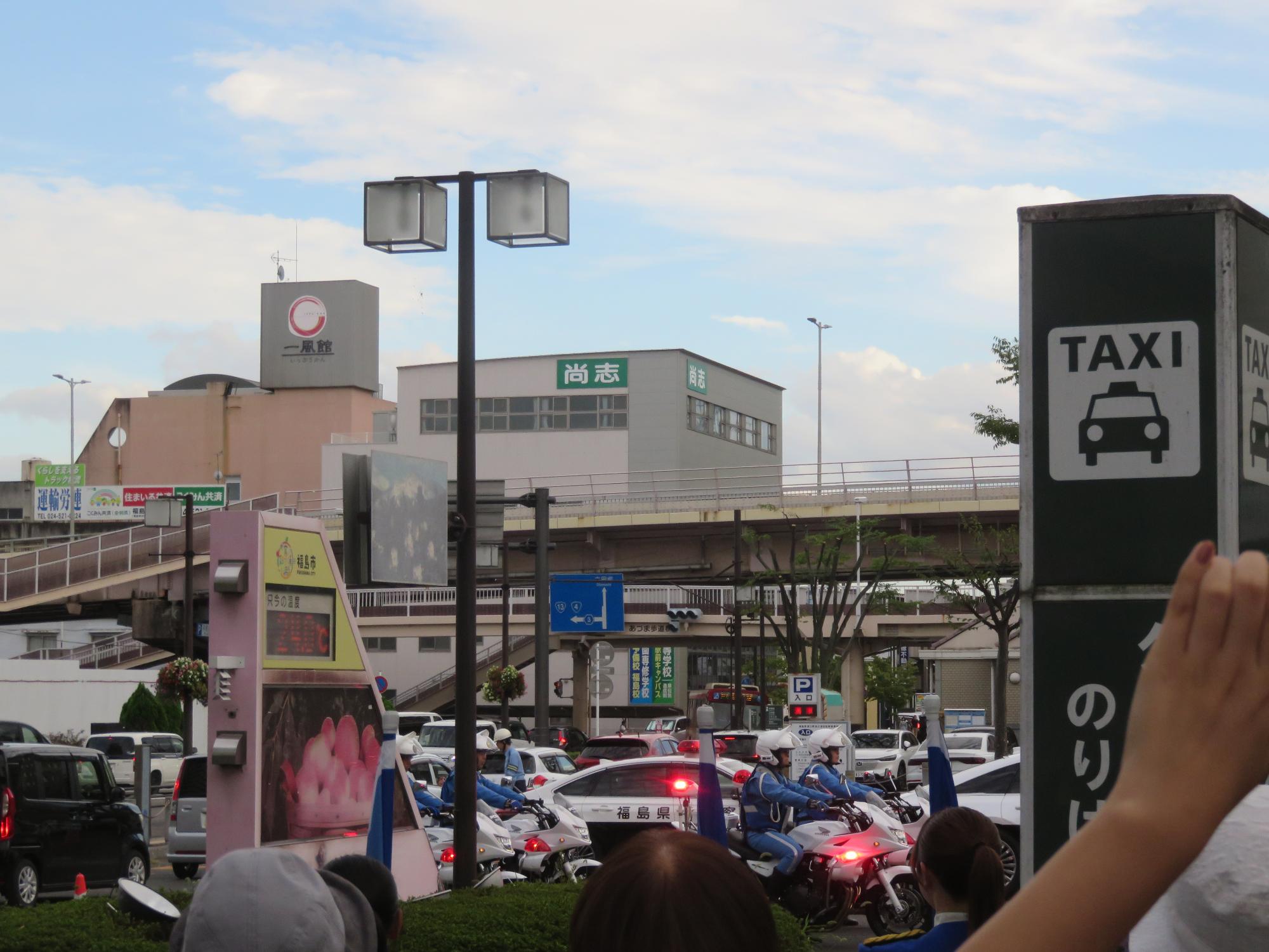 白バイとパトカーが街なかへ出動する様子