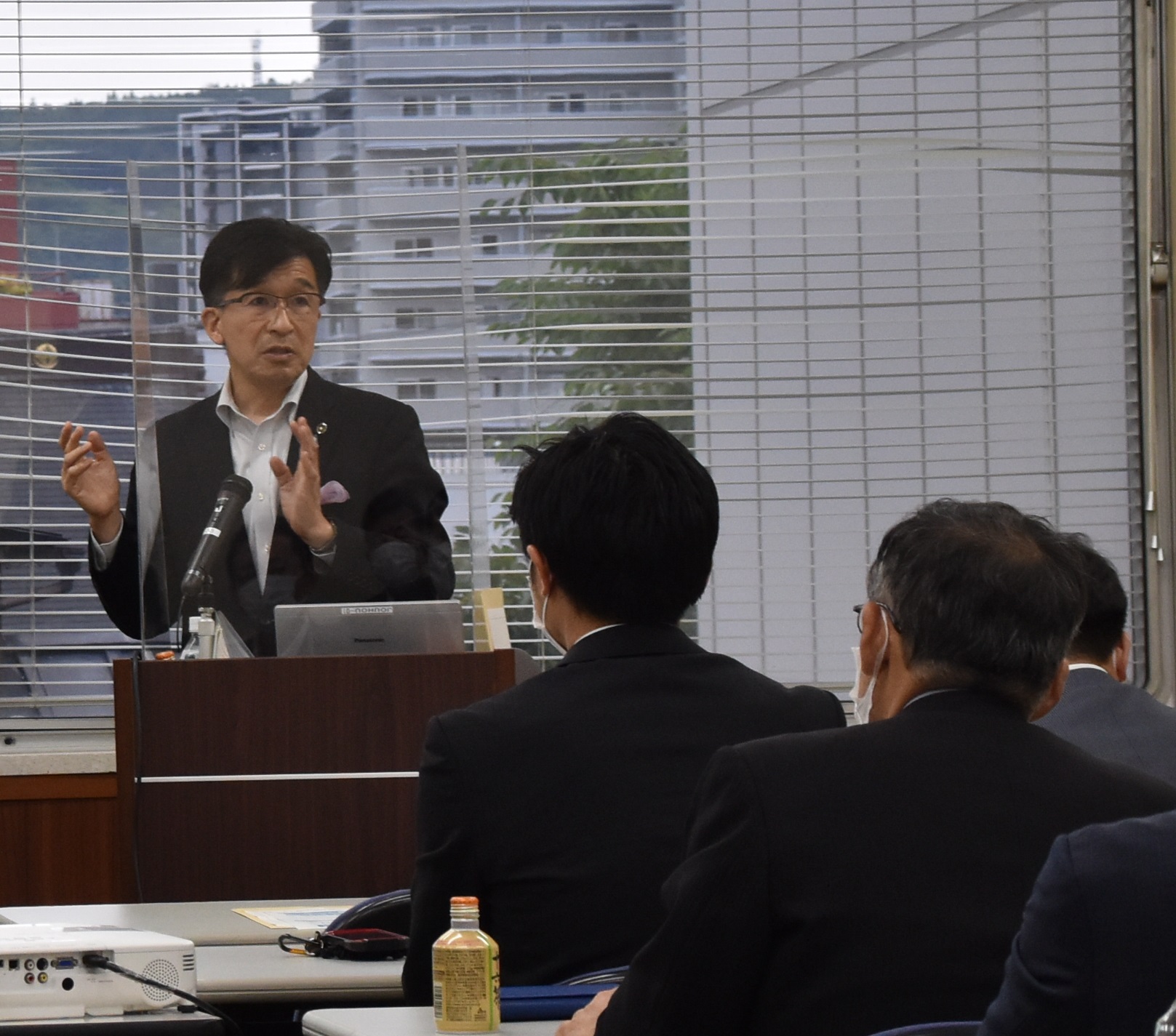 檀上に立つ市長が参加者に向かって話をしている様子をアップで撮影した写真
