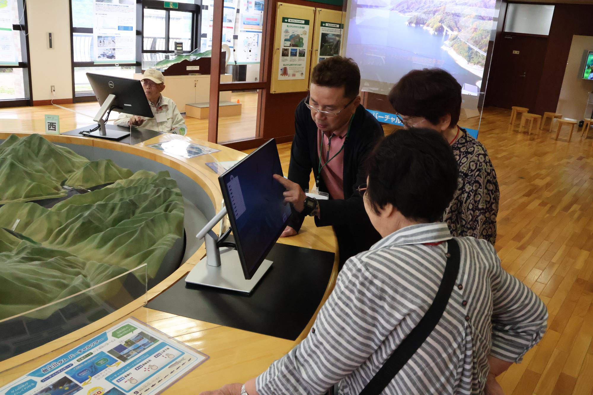 摺上川ダムを見学中