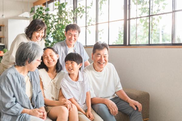 祖父母、父母、こどもの三世代が集まり楽しく過ごす様子