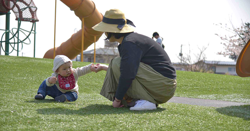 公園で子供と遊んでいる坂内 まゆ子さんの写真