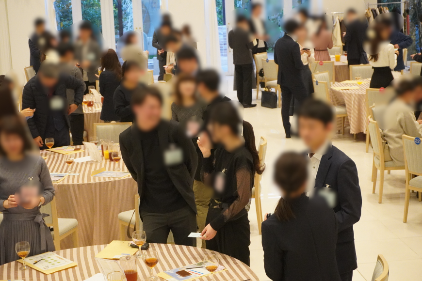 婚活イベントで参加者同士が楽しそうに話をするようす