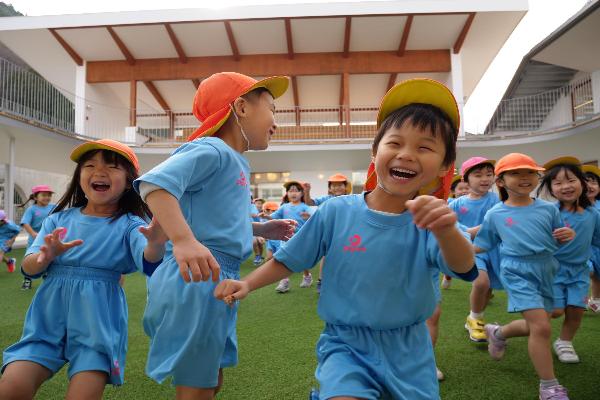 園庭を駆け回る子供たち