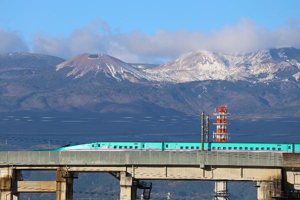 吾妻小富士と新幹線が一緒に映る様子