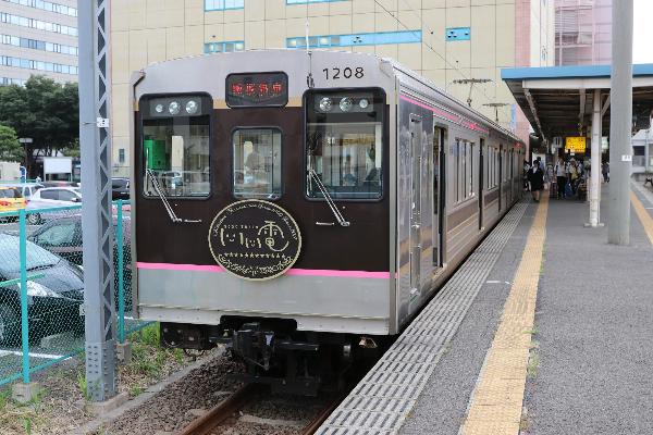 駅のホームから飯坂電車が止まっている様子を写した写真