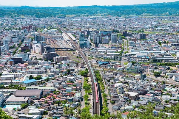 初夏に信夫山から福島駅方面を一望する景色