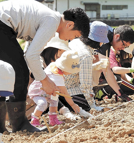 羽賀 大貴さんが子供と遊んでいる写真