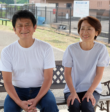 公園の椅子に座っている東 龍二さん・美智枝さんの写真