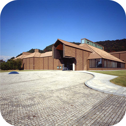 ベージュ色の外壁の県立美術館の外観写真