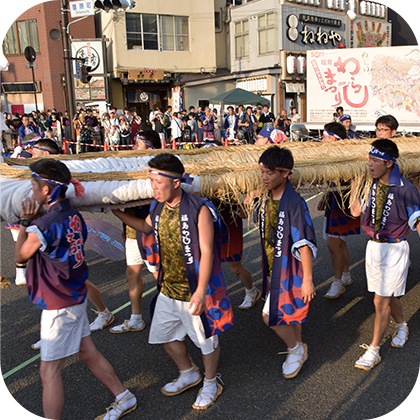 法被を着た男性達がわらじを担いでいる写真（福島わらじまつりのページへリンク）