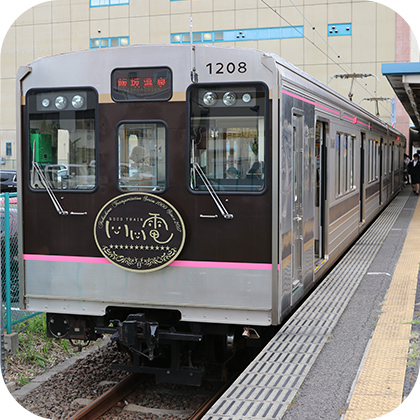 福島交通飯坂線を走る「いい電」と書かれた濃い茶色の電車の写真