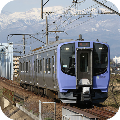 正面が紫色の阿武隈急行の電車の写真