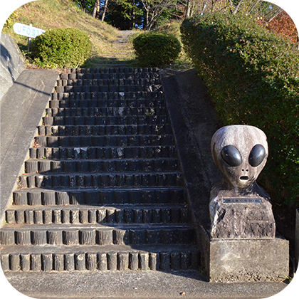 階段を上がる手前に宇宙人の像が立っている写真