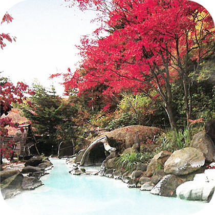 真っ赤に染まった紅葉と高湯温泉の写真