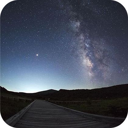 夜の空がきらきらと輝く満点の星空の写真