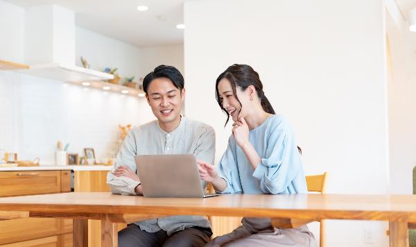 検討する夫婦