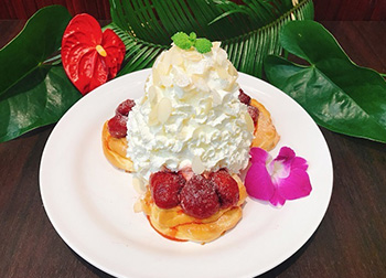 たっぷりの生クリームがのったパンケーキの写真